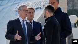 Кір Стармер (ліворуч) нагадав, що коаліцію створили, тому що за відсутності контингентів, спроможних забезпечити мирну угоду, Володимир Путін із великою вірогідністю її порушить