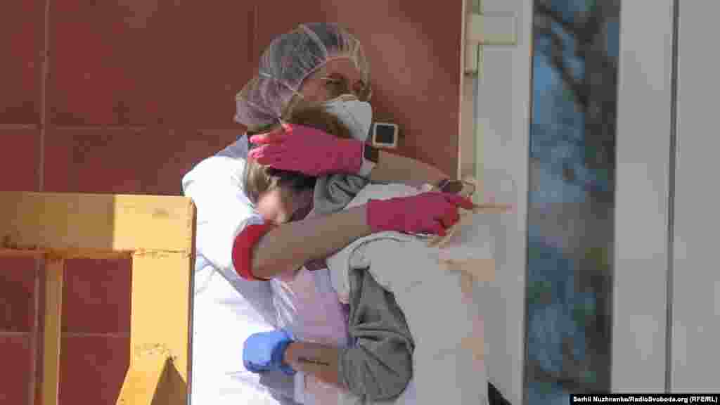 Першим форпостом Києва у боротьбі із COVID-19 стала Олександрівська лікарня. Туди везли пацієнтів із підозрою на зараження коронавірусом