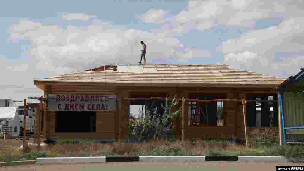 В придорожных кафе жалуются, что туристов в этом году меньше, чем в прошлом. Цены здесь ниже, чем в Феодосии: пол-литра кегового пива обойдется в 80 рублей против 100 рублей в Феодосии