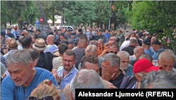 Učesnici protesta nakon što je policija upotrijebila biber sprej
