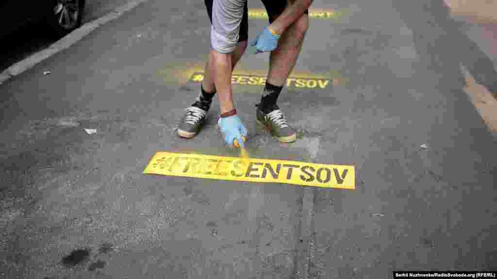 Осужденный в России украинский режиссер Олег Сенцов 14 мая объявил бессрочную голодовку с требованием освободить всех украинских политзаключенных, которые находятся в российских тюрьмах