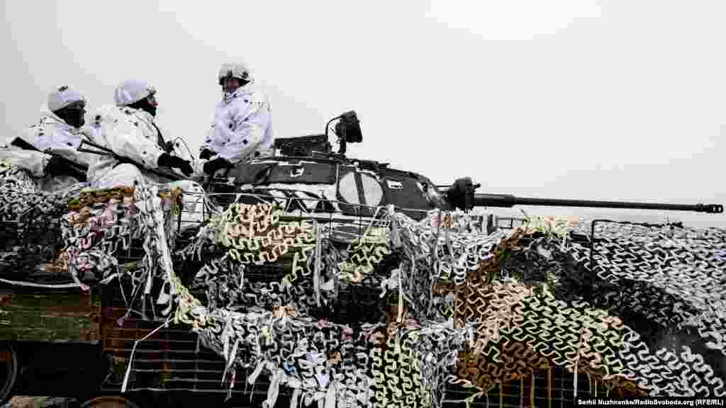 Серед вправ і тактичних завдань, які виконують військові, – ведення вогню з озброєння танків, бойових машин піхоти та артилерії, відпрацьовуються елементи наступу та відбиття атак противника на рівні рот і батальйонів