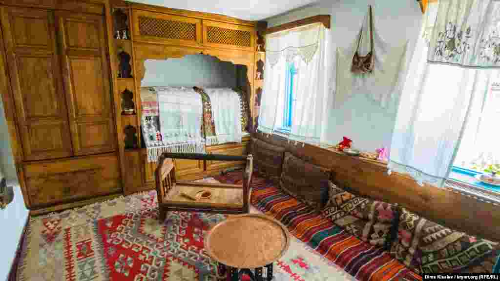 А это – женская часть дома. Yataqhane или спальня. Вход посторонним воспрещен. Qamere – ниша в доме, где хранили постельное белье. А рядом – душ