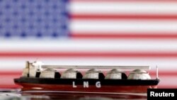 Ілюстраційне фото: модель танкера для скрапленого газу на тлі американського прапора