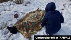 24-летняя Надежда Волкова плачет рядом с телом своей мамы