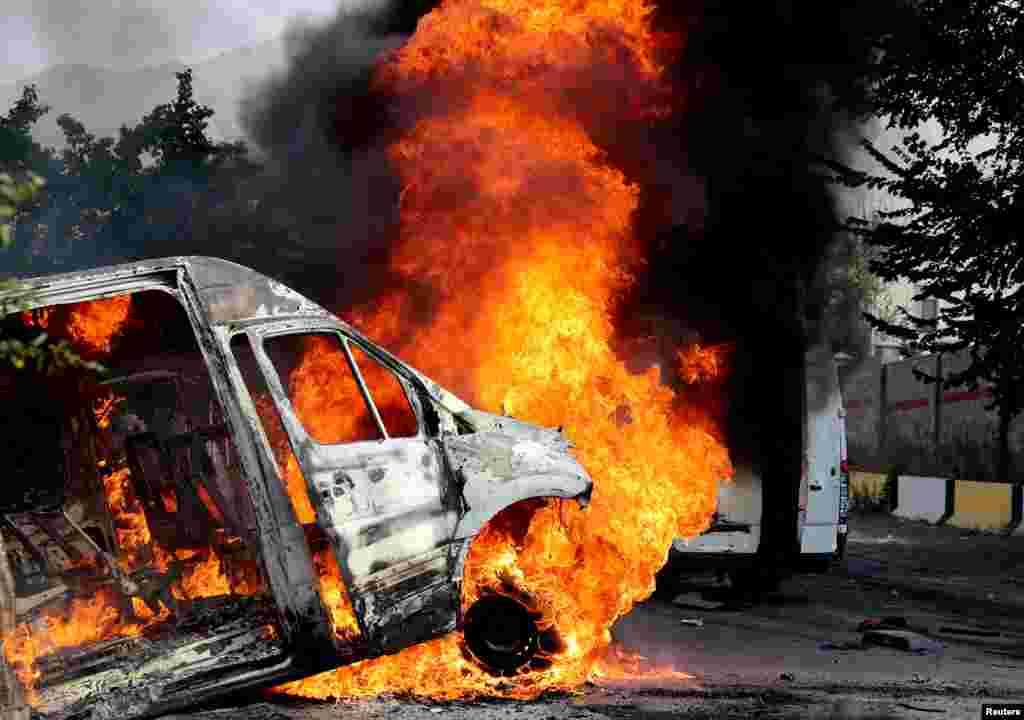 Штурм резиденції експрезидента Киргизстану Алмазбека Атамбаєва в серпні 2019 року. Атамбаєв став єдиним (на той момент) президентом в країнах Центральної Азії, який не став змінювати конституцію, щоб мати можливість довше залишатися при владі і мирно передав президентську посаду своєму наступнику Сооронбаю  Жеенбекову. Але між двома політиками виник конфлікт, в результаті якого Атамбаєв був позбавлений статусу експрезидента і недоторканності щодо кримінального переслідування. У серпні 2019 року спецназ взяв штурмом його резиденцію під Бішкеком і заарештував політика