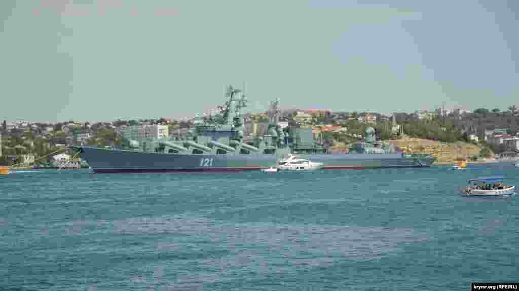 Главный корабль Черноморского флота России в аннексированном Севастополе – крейсер «Москва» – стоит в бухте в парадном строю