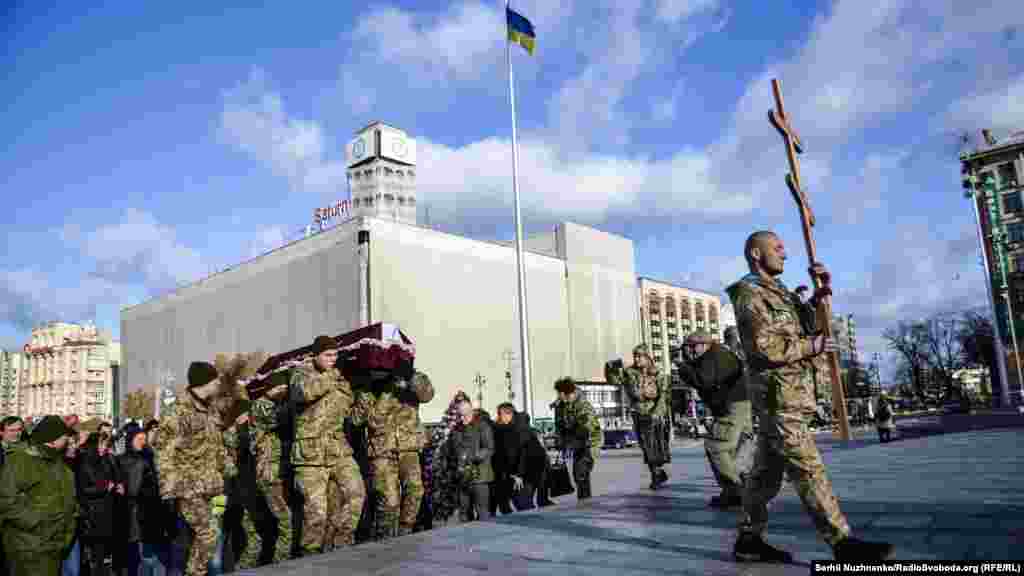 Почесна варта несе труни «айдарівців». Це сумна традиція від початку війни на Донбасі – проводжати учасників бойових дій в останню дорогу на майдані Незалежності