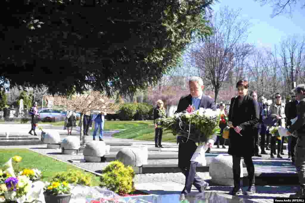 Aktuelni lider Demokratske stranke Zoran Lutovac, položio je cveće u Aleji zaslužnih građana na Novom groblju u Beogradu. "Oni koji su pucali, pucali su u reforme i u modernizaciju Srbije", rekao je Lutovac.