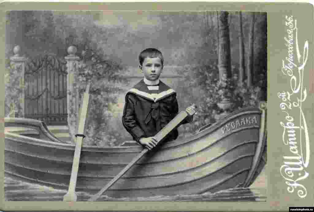 Кристофер Штайнер рассказал, что этот стиль стал популярным в конце 1800-х годов, когда дорогую технологию фотографии – дагеротипию – сменили более дешевые техники