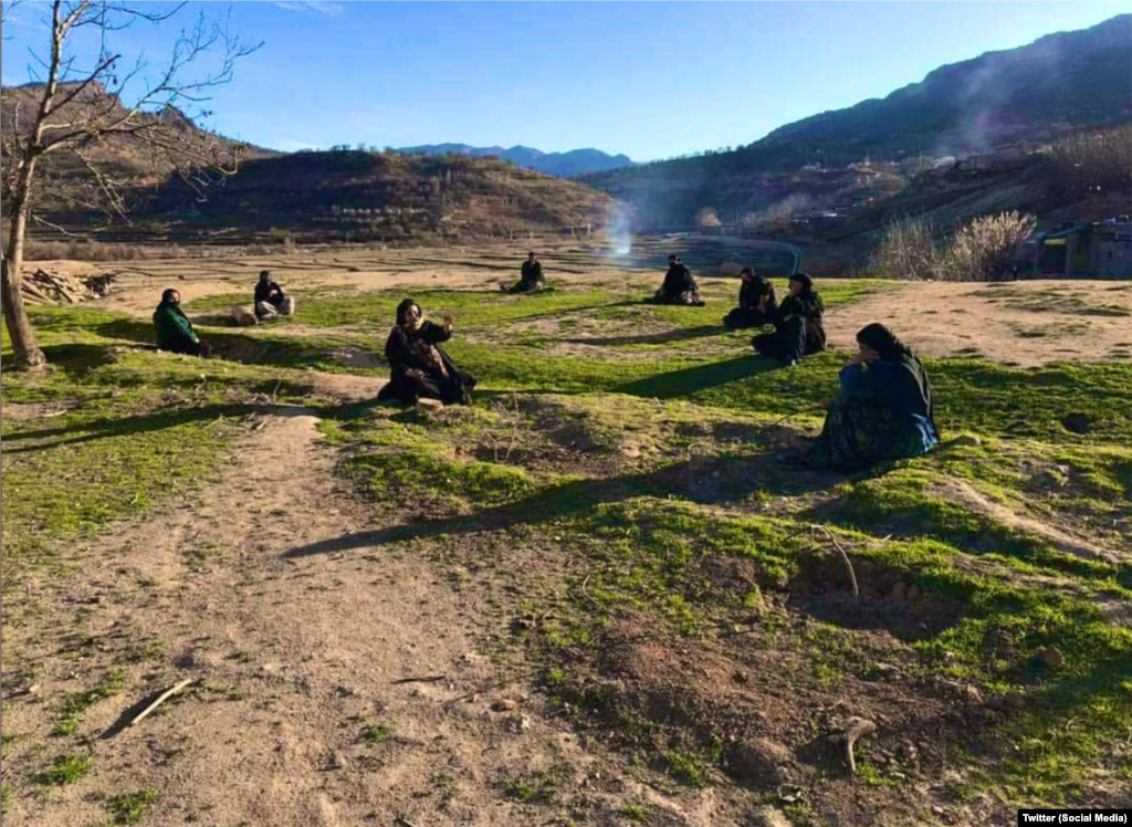 Жінки зібралися разом, щоб поспілкуватися, в іранській провінції Лорестан. Іран, березень 2020 року