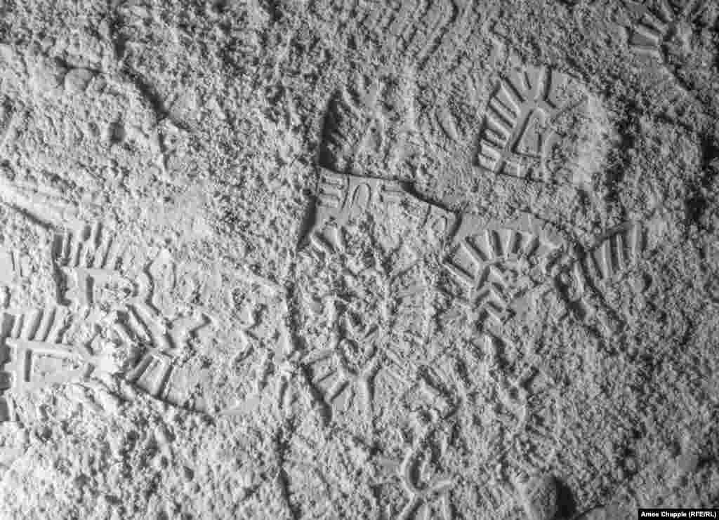 В 2015 году, на фоне спровоцированного Россией конфликта на Донбассе, шахты «Артемсоль» потеряли примерно треть своего рынка после того, как Россия «внезапно прекратила» импорт украинской соли (фото 7 апреля 2019 года из шахты под Соледаром)