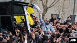 Колишній палестинський в'язень, звільнений Ізраїлем, після прибуття до Рамалли на автобусі Міжнародного комітету Червоного Хреста, 1 лютого 2025 року.