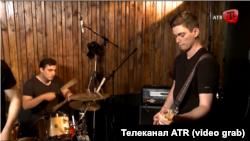 Концерт группы «Шатур-Гудур». Слева, за ударниками, сооснователь группы Сулейман Мамутов