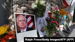 Квіти біля офісу сенатора Джона Маккейна у Феніксі, штат Арізона