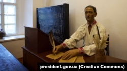 Скульптура філософа в Меморіальному музеї Григорія Сковороди у Переяславі, 2 грудня 2022 року