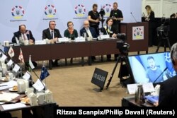 Президент України Володимир Зеленський (на екрані) виступає через відеозв’язок під час Донорської конференції на підтримку України. Копенгаген, Данія, 11 серпня 2022 року