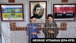 Волонтери виготовляють маскувальні сітки для ЗСУ. Львів, 8 березня 2022 року