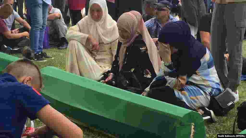 Uoči dženaze i ukopa žrtava srebreničkog genocida, porodice su od jutra pored tabuta.