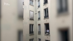 Двір-колодязь між будинками у Парижі Двір-колодязь між будинками у Парижі