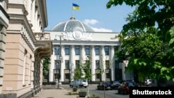 «Слугу народу» на виборах до парламенту готові підтримати 21,6% тих, хто готовий голосувати і визначився з вибором. За ОПЗЖ готові проголосувати 17,4%