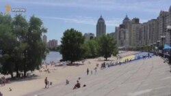 Киеве рисуют самый большой крымскотатарский флаг (видео) Киеве рисуют самый большой крымскотатарский флаг (видео)