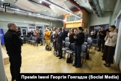 Правозахисника Максима Буткевича вітають стоячи на конференції «Медіадні». Це його перша публічна поява після звільнення з російського полону. Київ, 16 листопада 2024 року