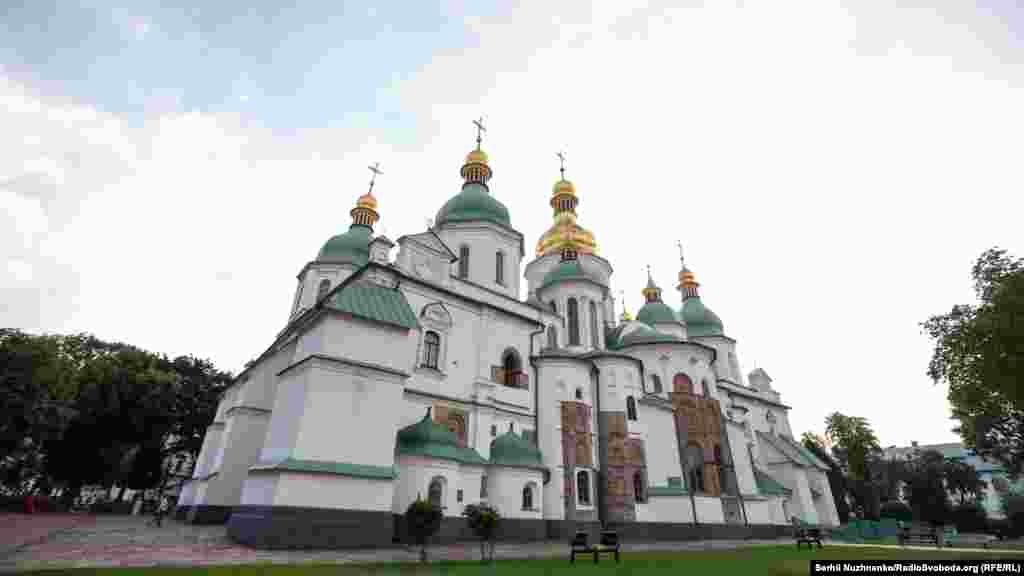 Софійський собор у Києві – пам’ятка української архітектури і монументального живопису, споруда часів України-Русі (1011 рік). Одна з найголовніших християнських святинь Східної Європи, історичний центр Київської митрополії. Ансамбль Софійського монастиря занесено до спадщини ЮНЕСКО. НА ЦЮ Ж ТЕМУ