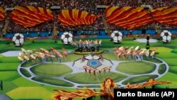 Артисты выступают перед матчем между Россией и Саудовской Аравией, который открывает Чемпионат мира по футболу 2018 года, на стадионе «Лужники» в Москве, 14 июня 2018 года