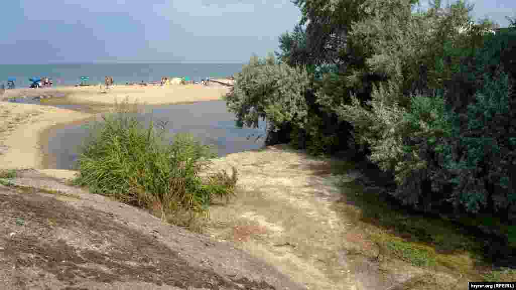 Бетонированное русло реки Альма полностью пересохло, несмотря на недавние ливни в горах. За ним – то, что называется устьем реки, которое тем не менее с морем не соединяется