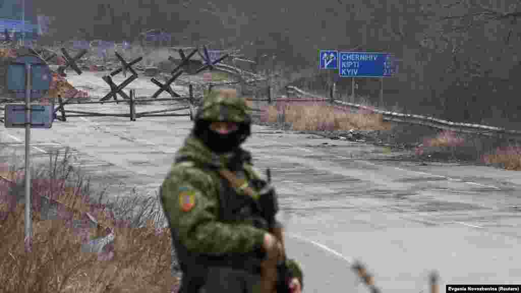 Белорусский пограничник несёт вахту возле пункта пропуска "Новая Гута". Белорусские солдаты на границе вооружены автоматами Калашникова, каждый в каске и бронежилете