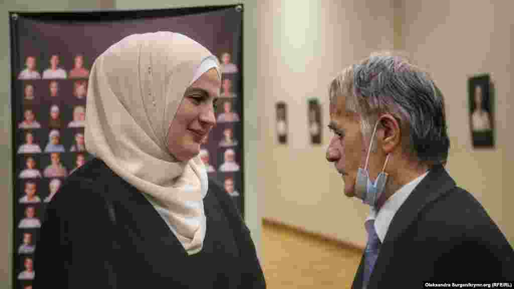 Координатор «Крымского детства» Мумине Салиева и лидер крымскотатарского народа Мустафа Джемилев. Мумине Салиева обратила внимание на то, что у каждого ребенка, в доме которого проходили обыски, есть своя травма. «На фоне стресса у 27 детей развились тяжелые медицинские диагнозы, 12 детей никогда не видели своих родителей», – сказала Салиева