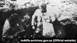 Голодні діти шукають їжу. УРСР, 1932–1933 роки