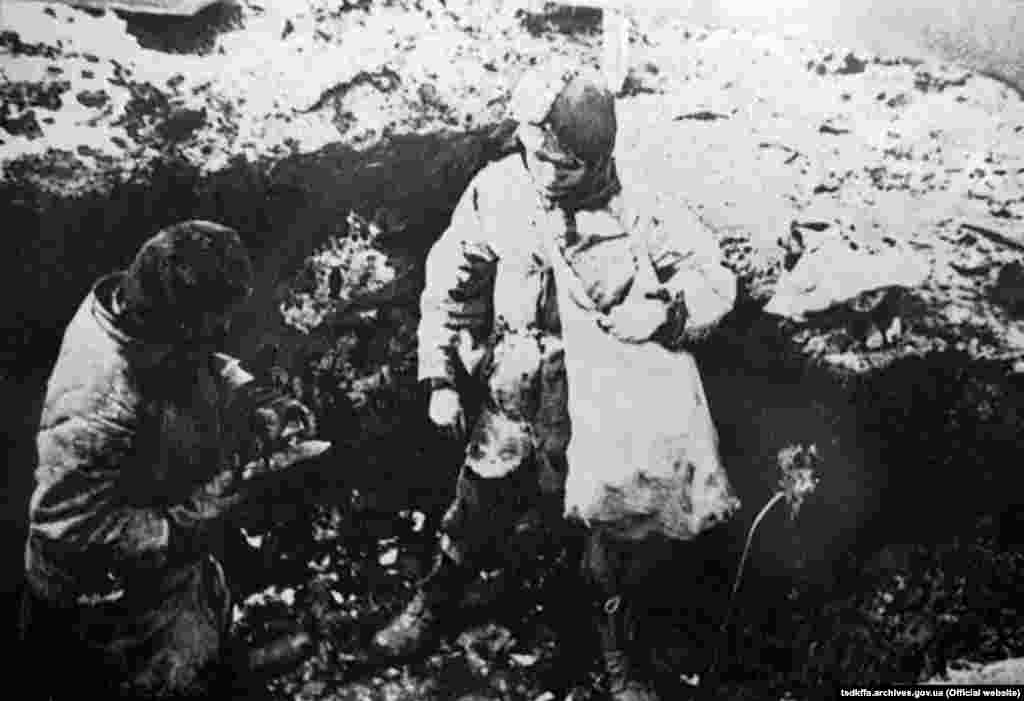  Голодні діти шукають їжу. Місце і дата зйомки: УССР, 1932-1933 рр