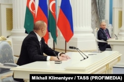 Президент России Владимир Путин и президент Азербайджана Ильхам Алиев подписывают декларацию о союзническом взаимодействии, Москва, 22 февраля 2022 года