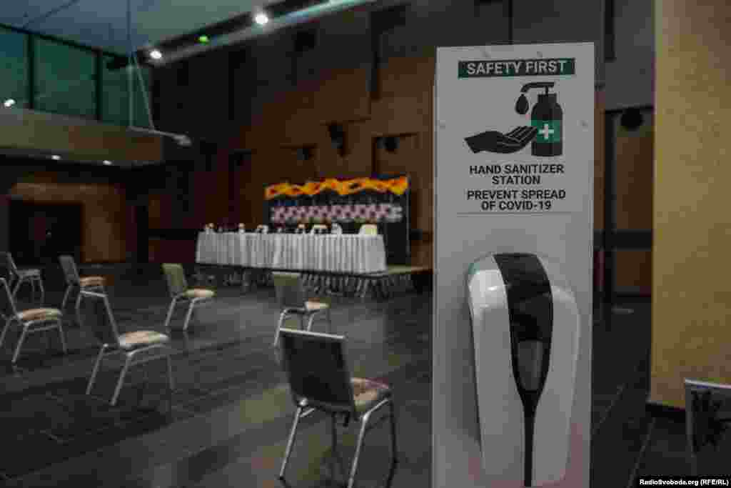 Донецький «Шахтар» до таких крайнощів не вдавався, але і до пресконференції Луїша Каштру підійшли відповідально: стільці відсунули на безпечну відстань та дали можливість пресі продезінфікувати руки. Взагалі санітайзерів у підтрибунному приміщенні стадіону вдосталь