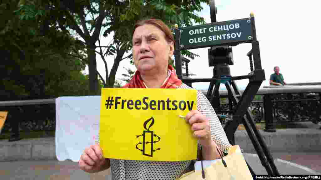 На памятник «Режиссер», установленный в парке, повесили табличку с именем крымского режиссера