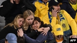 Шведські вболівальники після того, як стало відомо про загибель їхніх співвітчизників, Бельгія, 17 жовтня 2023 року