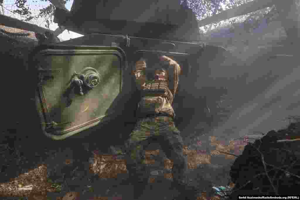 «Основна наша ціль – це російська піхота», говорять військові. Вони кажуть, що російські солдати переважно «йдуть малими групами, але постійно, 24/7, і вдень і в ночі»