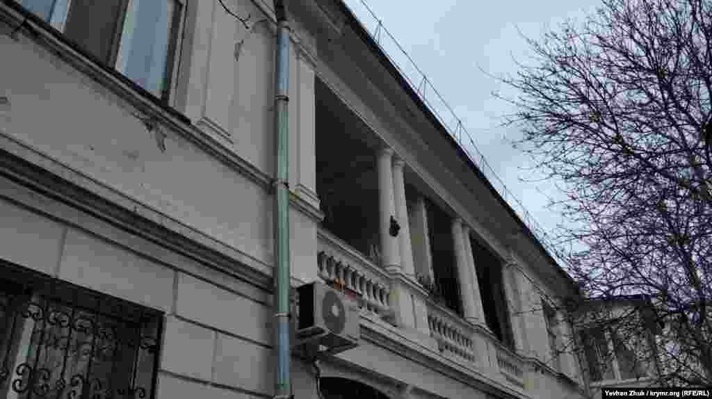 Два парадных входа на главном фасаде имеют по крыльцу с квадратными в сечении колоннами, но парадные, по советской традиции, заколочены, а жильцы заходят в свои подъезды со двора – с черного входа. Некоторые квартиры первого этажа выведены из жилого фонда, и сейчас там располагаются различные частные конторы