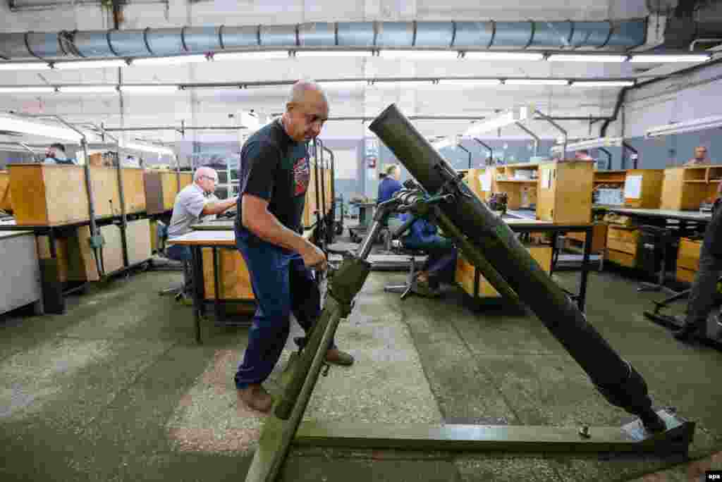 Робітники київського заводу «Маяк» готують до передачі армії новітній міномет «Молот» калібру 120 мм. В даний час завод завершує розробку новітнього 60-мм міномета відповідно до стандартів НАТО та вже передав Збройним силам 140 одиниць мінометів «Молот», і майже 500 кулеметів КМ-7,62. Київ, 4 серпня 2016 року