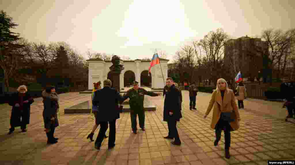 2019 год. В Симферополе отмечают 205-ю годовщину со дня рождения Кобзаря. Сначала свое мероприятие провели пророссийские активисты под руководством депутата Симферопольского горсовета, оставного офицера-политработника Сергея Ильичева. Участники пришли с российскими флагами и баннером «Русская община Крыма».  Некоторые выступающие называли Шевченко «российским писателем»