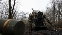 Гармаш із позивним «Вояк» із 3-ї оперативної бригади НГУ «Спартан» готується відкрити вогонь із самохідної гаубиці «Богдана», Донецька область, 6 квітня 2025 року