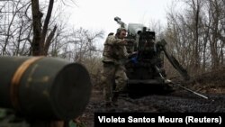 Український військовий готується вести вогонь із гаубиці «Богдана» в районі Покровська, квітень 2025 року