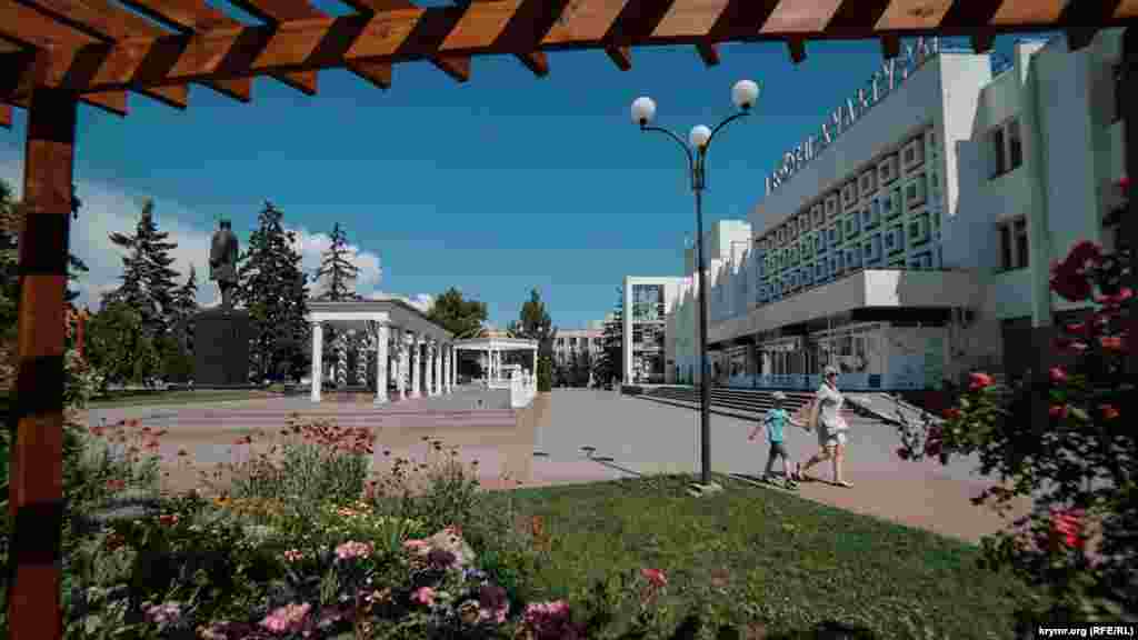 Лето в Саках. На площади перед районным Дворцом культуры