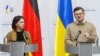 Міністерка закордонних справ Німеччини Анналена Бербок з її українським колегою Дмитром Кулебою під час пресконференції в Києві, 10 травня 2022 року