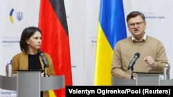 Міністерка закордонних справ Німеччини Анналена Бербок з її українським колегою Дмитром Кулебою під час пресконференції в Києві, 10 травня 2022 року
