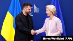 Președinta Comisiei Europene, Ursula Von der Leyen (D), dă mâna cu președintele Ucrainei, Volodimrr Zelenski, înainte de întâlnirea de la Bruxelles, pe 17 august 2025