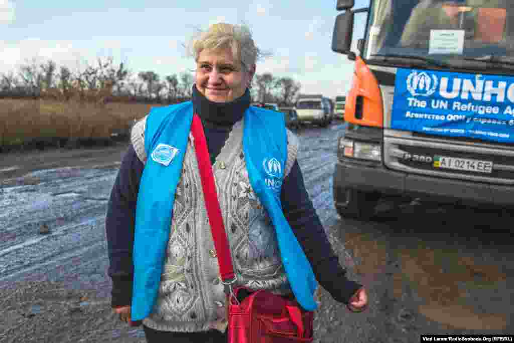 Тетяна, член місії ООН, координує доставку вугілля місцевому населенню Пісків. За її словами населення селища складає 16 людей (7 сімей). Також місія ООН займається вивезенням людей до безпечніших місць та іншими гуманітарними проблемами   