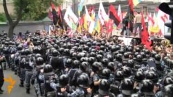 Початок мітингу за і проти мовного законопроекту під Радою Початок мітингу за і проти мовного законопроекту під Радою